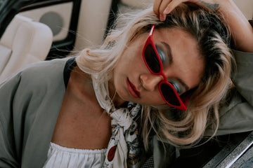 Accessoires die een outfit maken: Hoe u sieraden, riemen, sjaals, horloges en brillen kiest en combineert zodat uw outfit opvalt