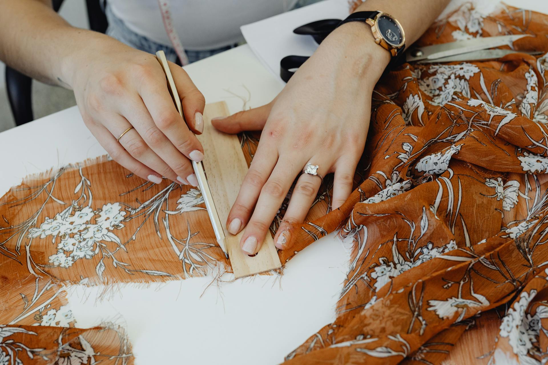 Doe-het-zelf modeprojecten: Eenvoudige aanpassingen die uw garderobe nieuw leven inblazen