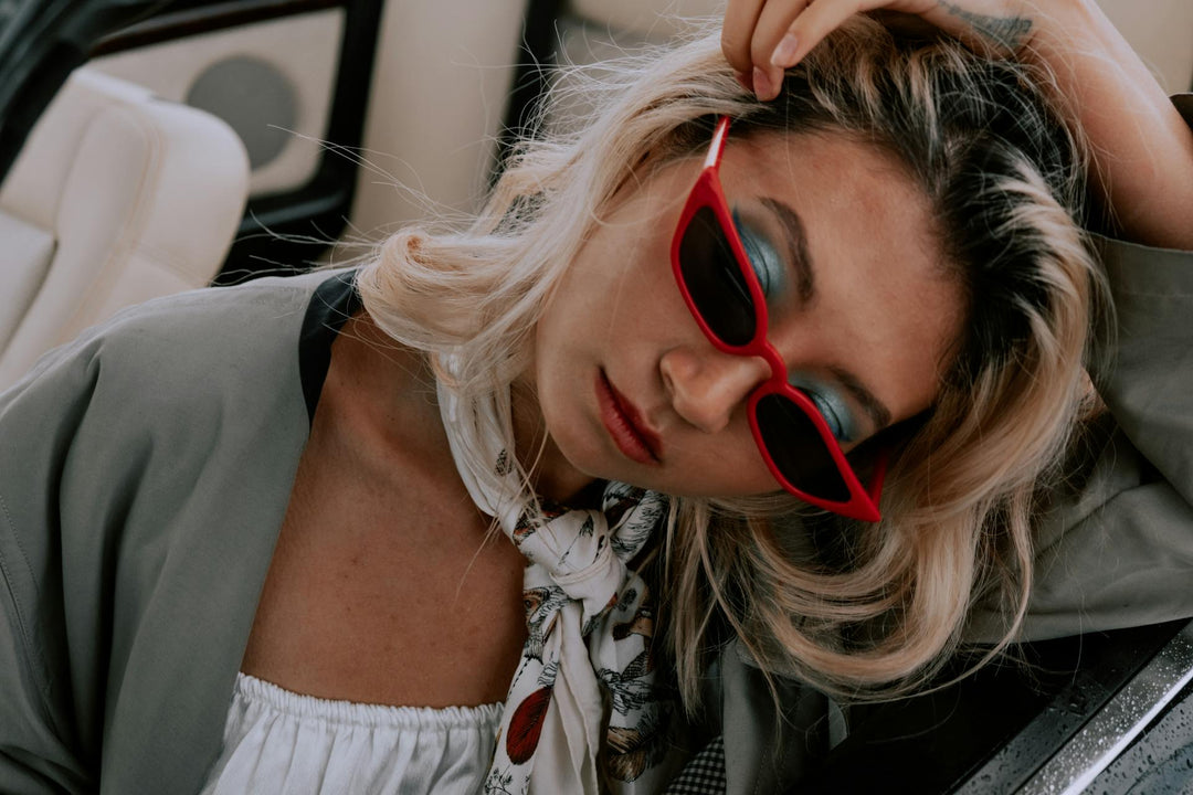 Accessoires die een outfit maken: Hoe u sieraden, riemen, sjaals, horloges en brillen kiest en combineert zodat uw outfit opvalt