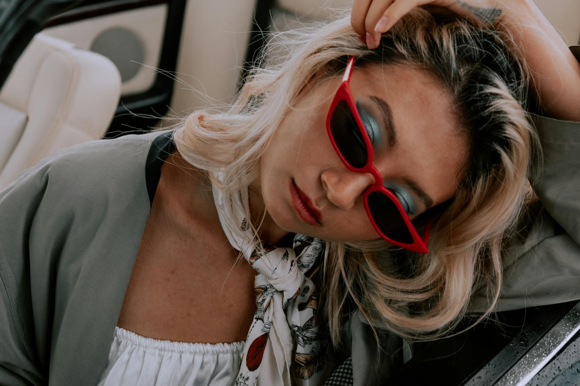 Accessoires die een outfit maken: Hoe u sieraden, riemen, sjaals, horloges en brillen kiest en combineert zodat uw outfit opvalt