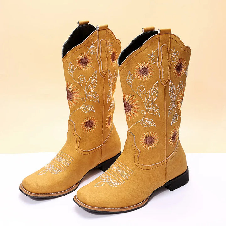 Ximena – Geborduurde Slip-on Rijlaarzen met Lage Hak