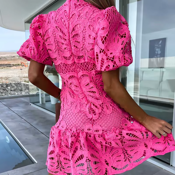 Allure – Elegante Mini Partyjurk met Ruches en Opengewerkt Detail