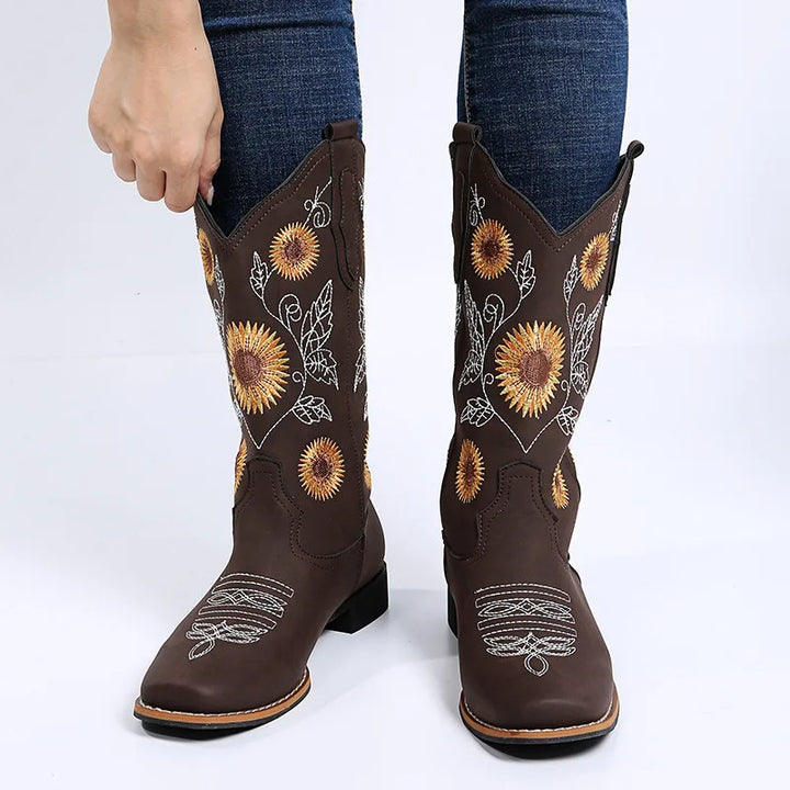 Ximena – Geborduurde Slip-on Rijlaarzen met Lage Hak