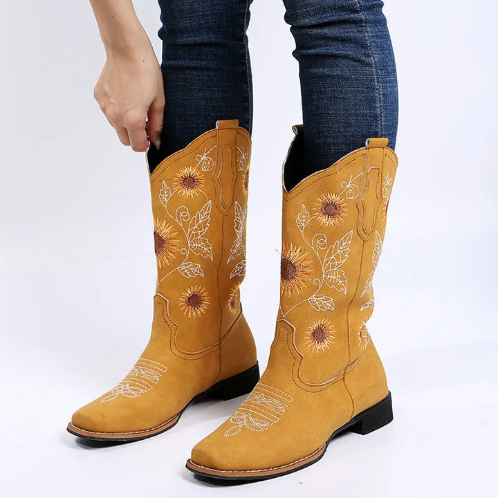 Ximena – Geborduurde Slip-on Rijlaarzen met Lage Hak