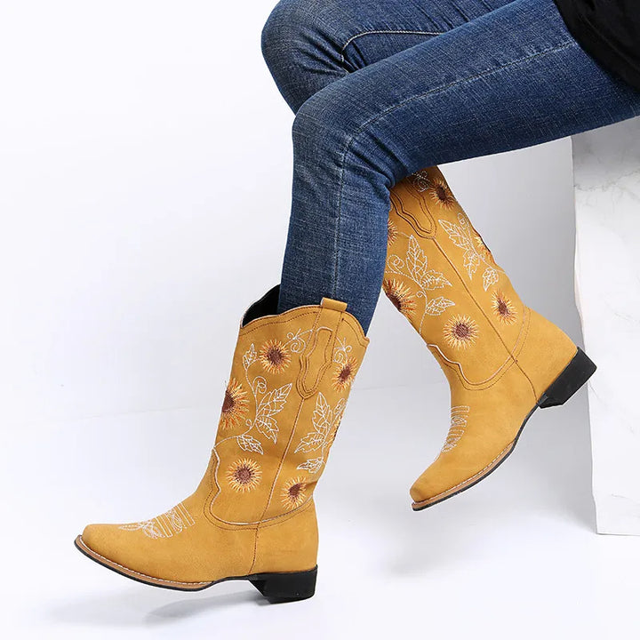 Ximena – Geborduurde Slip-on Rijlaarzen met Lage Hak
