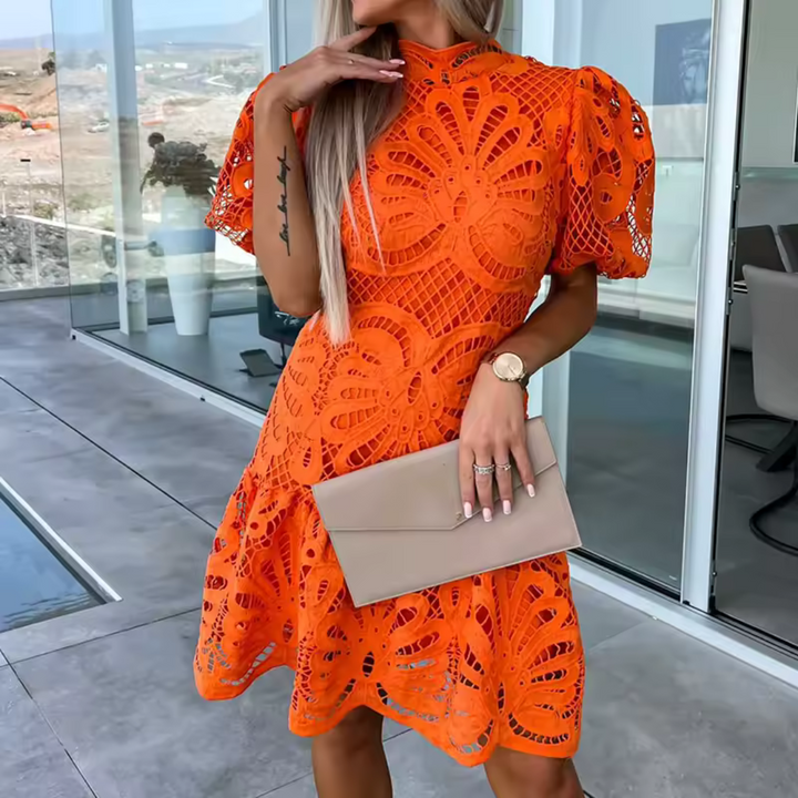 Allure – Elegante Mini Partyjurk met Ruches en Opengewerkt Detail